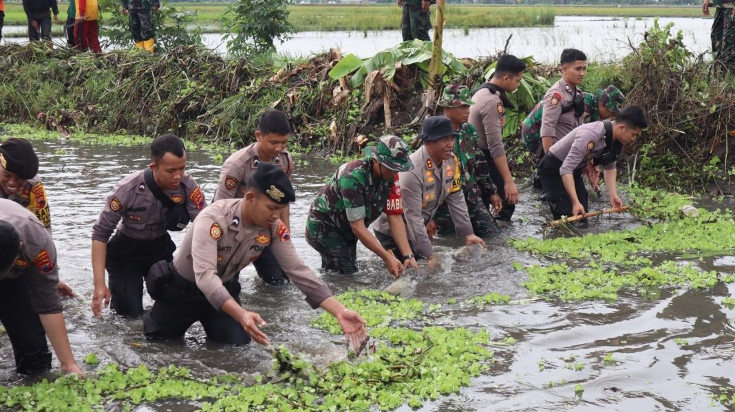 Tetap Bersinergi Kodim 0726/Sukoharjo dan Polres Karya Bakti Bersihkan Irigasi Desa Grajegan
