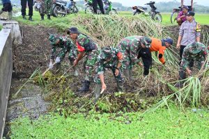 Tetap Bersinergi Kodim 0726/Sukoharjo dan Polres Karya Bakti Bersihkan Irigasi Desa Grajegan