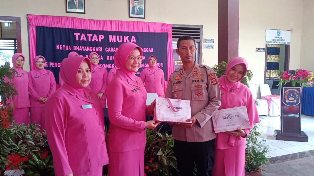 Ketua Bhayangkari Ny. Aryanti Indra Arya Bersilaturahmi Ke Polsek Lubuk Linggau Timur