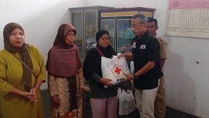 PMI Serahkan Bantuan kepada Korban Bencana Angin Puting Beliung di Desa Karangpakis
