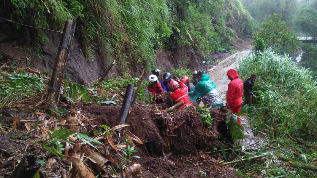 Babinsa Dan Warga Bersihkan Material Longsor