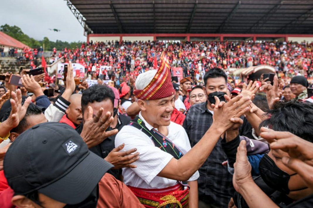 Diguyur Hujan, Ganjar Sapa Puluhan Ribu Warga Kabupaten Manggarai