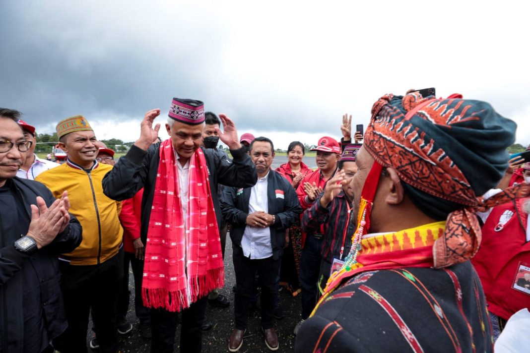 Tiba di Ruteng, Ganjar Disambut Tokoh Adat hingga Dibalutkan Songke Manggarai