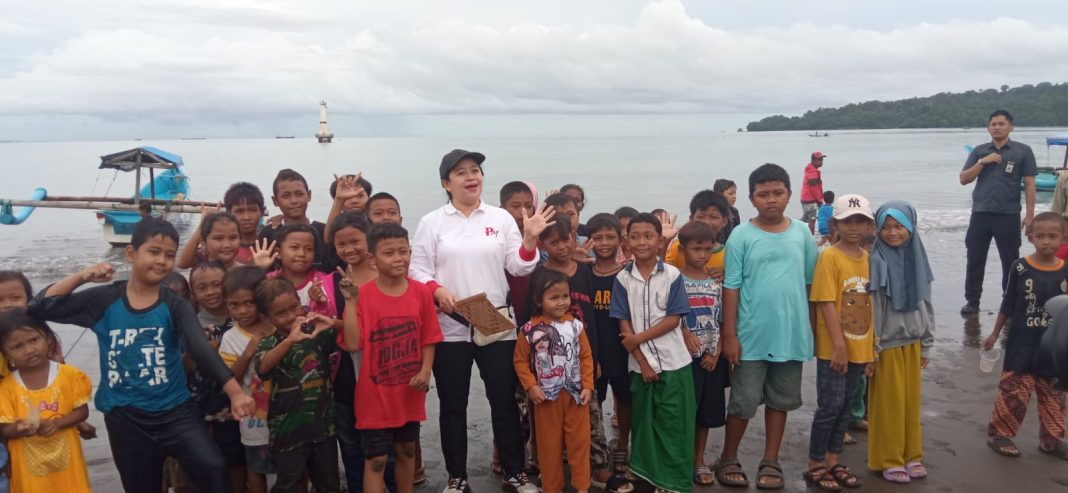 Ke Cilacap, Puan Maharani Bakar Ikan di Teluk Penyu