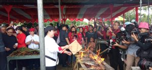 Ke Cilacap, Puan Maharani Bakar Ikan di Teluk Penyu
