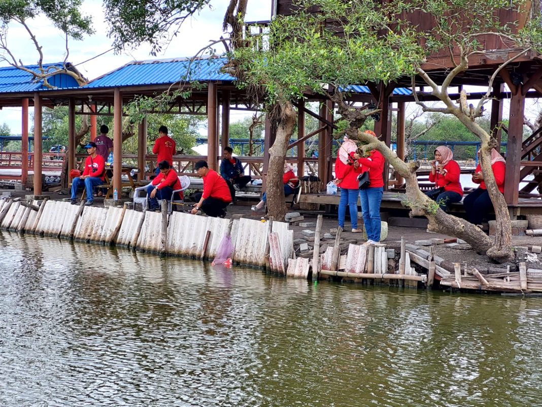 Giat Marketingan dan Mancing Bandeng Karyawan Bank Syariah Annisa Mukti