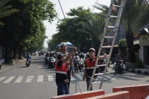 Sat Lantas Polres Gresik Sigap Tangani Putusnya Kabel Listrik di Simpang 4 Kebomas