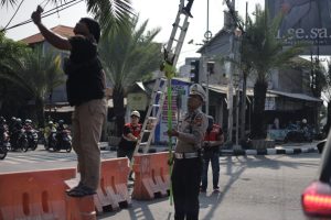 Sat Lantas Polres Gresik Sigap Tangani Putusnya Kabel Listrik di Simpang 4 Kebomas