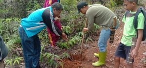 Peduli Terhadap Kawasan Hutan di Sekitar Danau Rana Poja, Ini Yang Dilakukan Guru dan Murid SD Se-Kecamatan Lamba Leda Timur