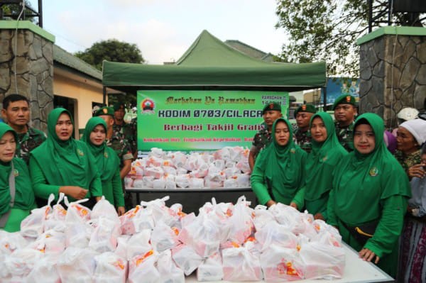 Pembagian takjil di depan Makodim Cilacap. (Foto: Pendim 0703 Cilacap)