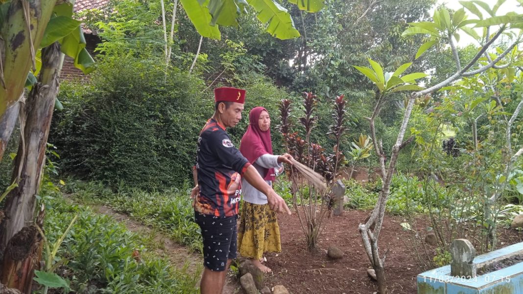 Warga Desa Wanatirta Gotong Royong Bersihkan Lingkungan dan TPU