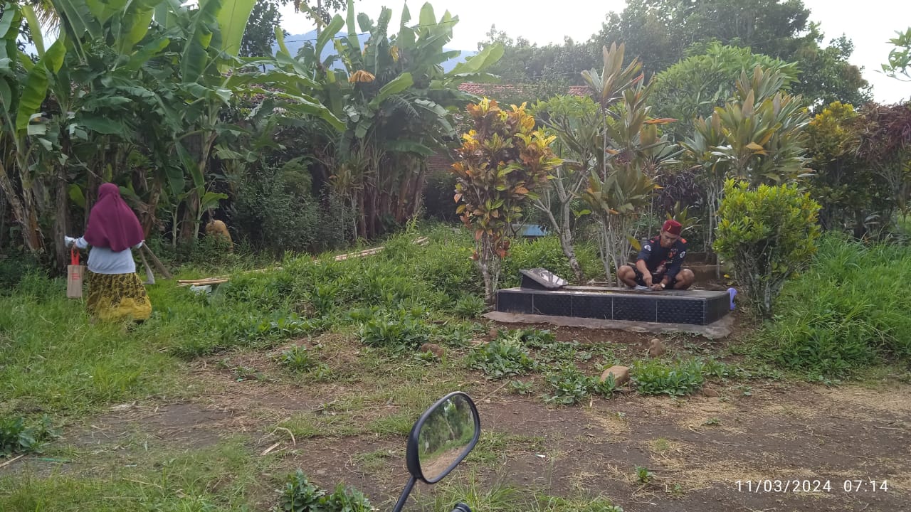 Warga Desa Wanatirta Gotong Royong Bersihkan Lingkungan dan TPU