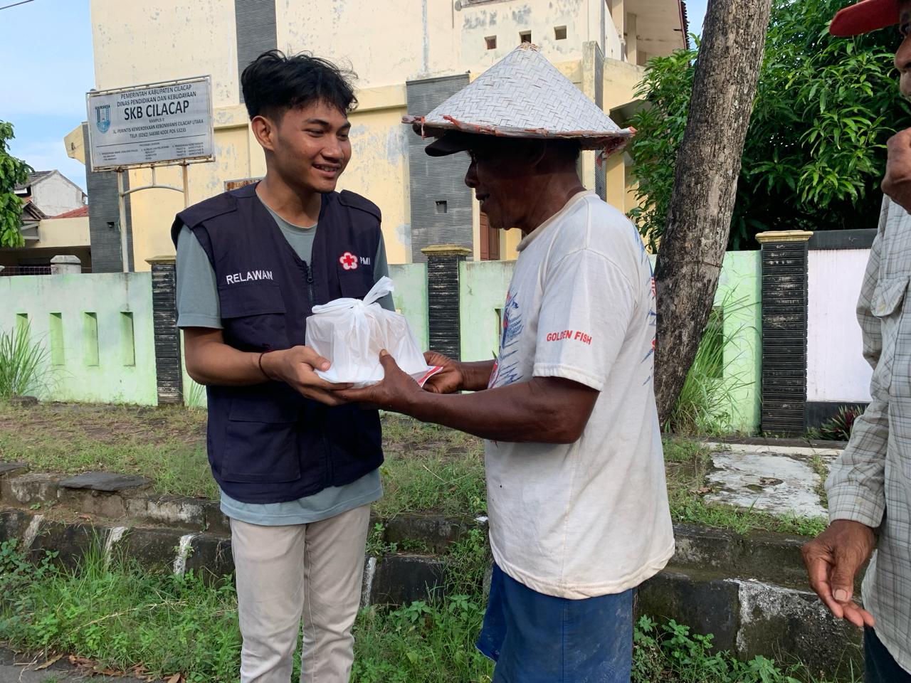 PMI Cilacap bagikan takjil dalam Jumat Berkah. (Foto: PMI Kabupaten Cilacap)