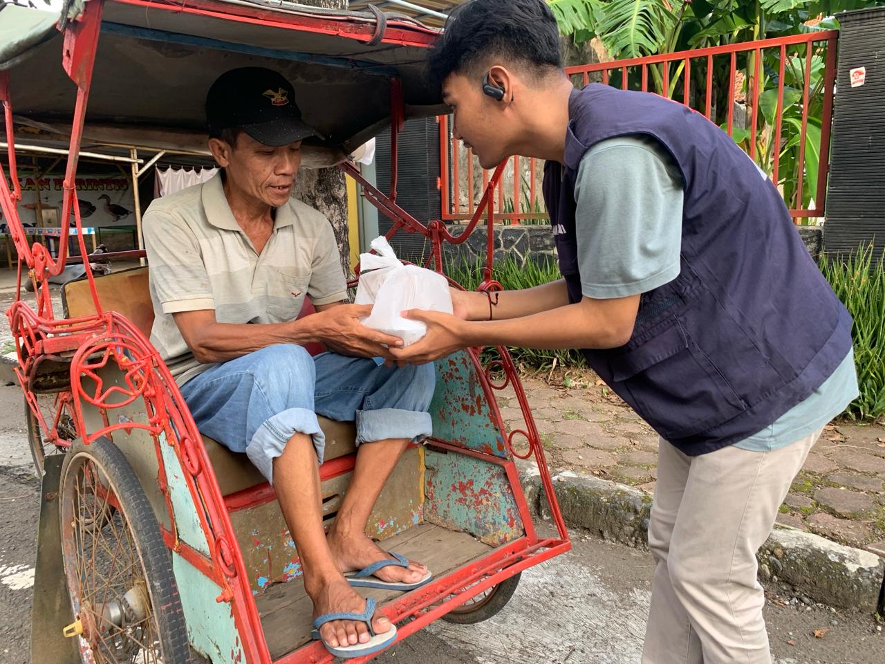 PMI Cilacap bagikan takjil dalam Jumat Berkah. (Foto: PMI Kabupaten Cilacap)