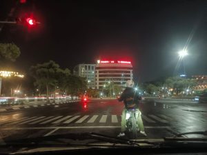 Terlihat seorang Pemuda mengendarai Motor di sebuah Trafic Light Didepan Kantor Pemerintahan Semarang