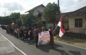 Iring Iringan Pembentang Merah Putih 1000 Meter terlihat mulai memasuki area Jalan Raya Pedan -Karangndowo 