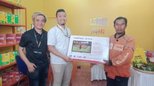 GM Ais Aki Klaten saat penyerahan Tv pada Mitra Driver Shopee Food Klaten yang beruntung mendapatkan doorprize