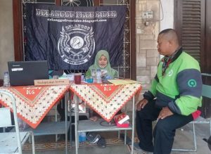 seorang Driver ojek online sedang berkonsultasi terkait BPJSTK