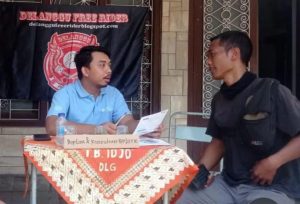 Bp Danung Menjelaskan Arti Penting BPJS Ketenagakerjaan pada salah seorang driver ojek online dalam sebuah kegiatan sosialisasi BPJS ketenagakerjaan di sebuah basecamp ojol di Delanggu Klaten.