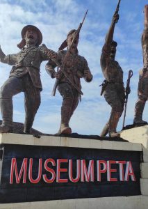 Monumen PETA di Blitar terlihat dari dekat nampak detail ukiran dan pahatan dari patung patung pahlawanya 