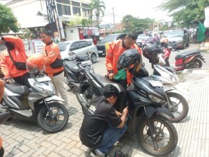 Proses pengecekan Aki pada motor driver Shopee Food disaat kegiatan grand opening Ais Aki Klaten