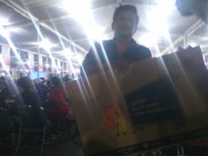 Welasto pemenang hadiah TV di acara wayang kulit yang digelar di pelataran Terminal Delanggu