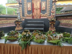 Banten dan sesaji telah dipersiapkan sedari hari ini guna kegiatan upacara esok
