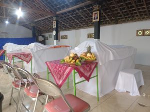 Aula di depan candi Untoroyono telah selesai di persiapkan guna pelaksanaan upacara potong gigi / pangur massal.