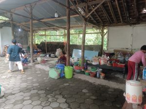 Ibu ibu dan panitia tengah sibuk mempersiapkan dan mengolah beragam bahan buat konsumsi dan kegiatan upacara esok hari