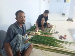 Nugroho dan Mas Toro sedang merakit janur buat Upacara Esok