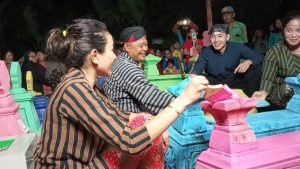 Nikita Mirzani Mengecat Makam di daerah Jetis, Bakungan, Karangndowo, Klaten
