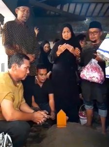 Suasana saat keluarga mengantar almarhum ke peristirahatan terakhir di pemakaman keluarga desa juwiring 