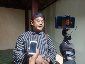 Pak Lurah Agus ketika sesion wawancara media