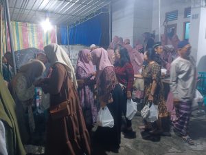 Setelah selesai kegiatan, para tamu undangan berpamitan sekaligus membawa bingkisan oleh oleh buat keluarga.