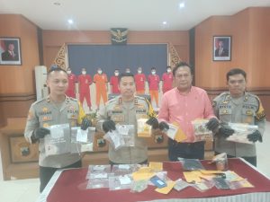 Polres Klaten menunjukkan beberapa alat bukti dalam kasus penyalahgunaan narkoba