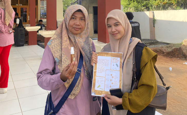 Mahasiswa KKN STKIP PGRI Sumenep Sosialisasikan Pembuatan Spray Anti Nyamuk dari Serai di Desa Banaresep Timur