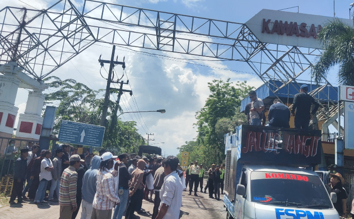 Ratusan Nelayan Pantura Datangi Kantor Petronas Gresik, Tuntut Ganti Rugi Kerusakan Rumah Ikan