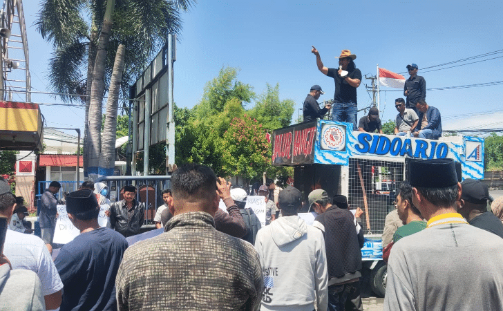Ratusan Nelayan Pantura Datangi Kantor Petronas Gresik, Tuntut Ganti Rugi Kerusakan Rumah Ikan