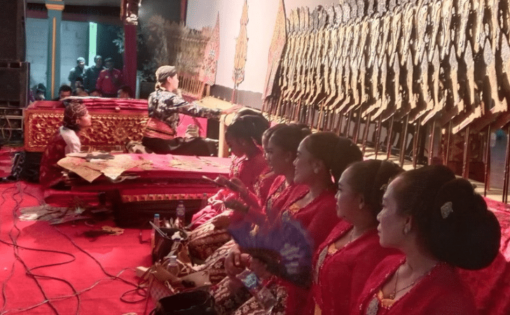 Pagelaran Wayang Kulit HUT Kemerdekaan RI di Mekarsari Cipari Disambut Meriah
