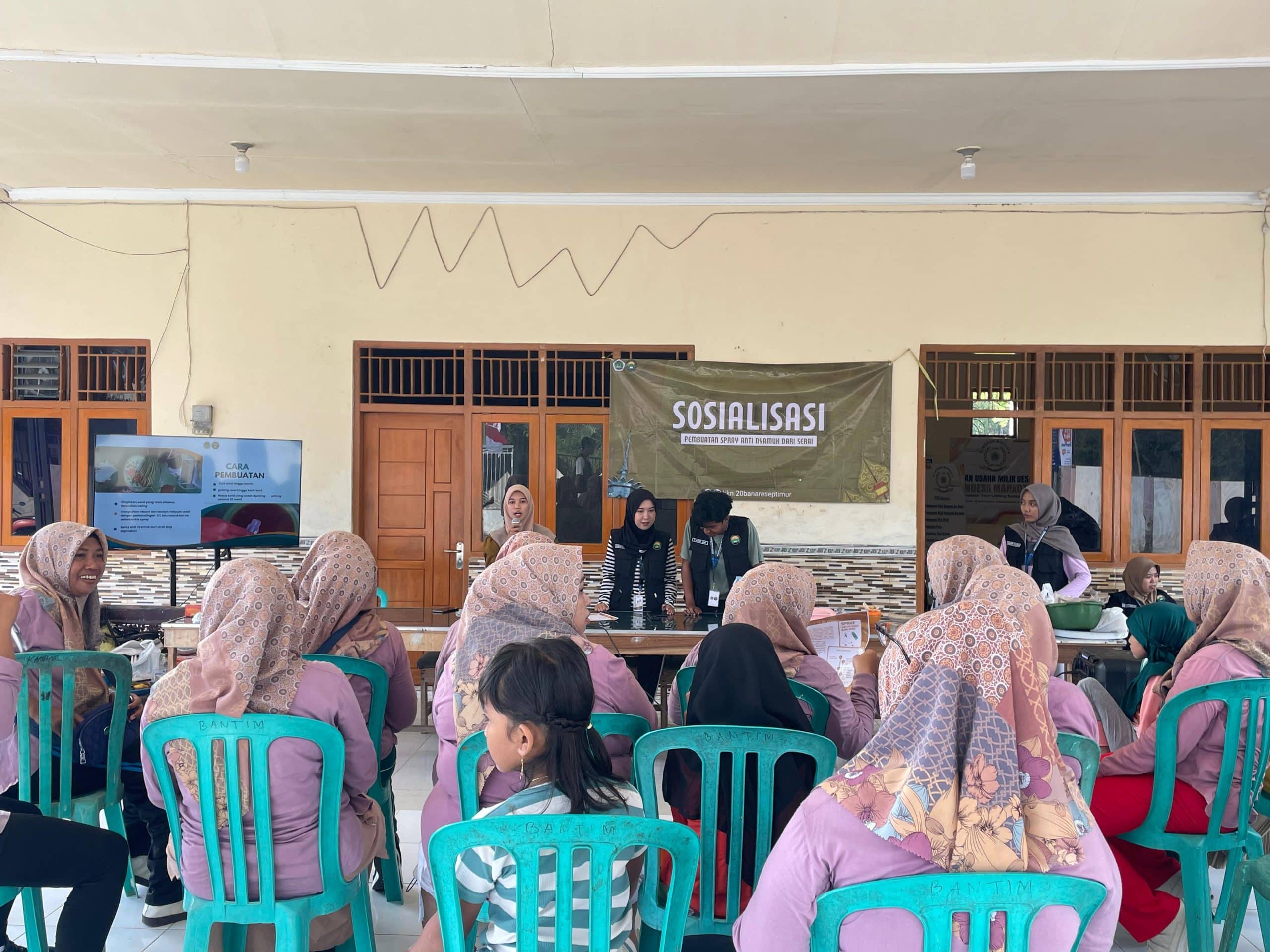 Mahasiswa KKN STKIP PGRI Sumenep Sosialisasikan Pembuatan Spray Anti Nyamuk dari Serai di Desa Banaresep Timur