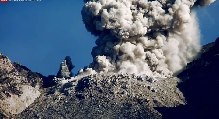 Screenshot_2025-08-09-17-22-50-02_96b26121e545231a3c569311a54cda96 Gunung Semeru meletus
