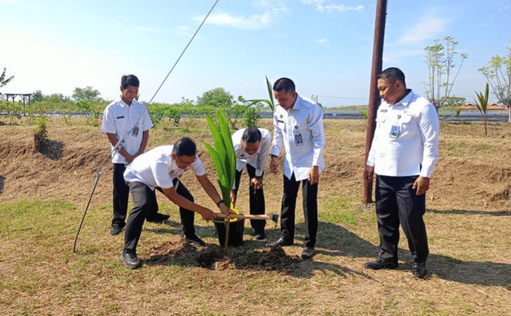 Kalapas Klaten Ikuti Penanaman Tunas Pohon Kelapa Serentak Di Lapas Terbuka Kendal