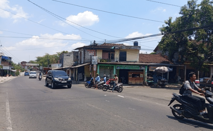 Jalan Perempatan Pasar Selo Gringging Kecamatan Tulung Rawan Kecelakaan, Warga Desak Pemasangan Lampu Bangjo
