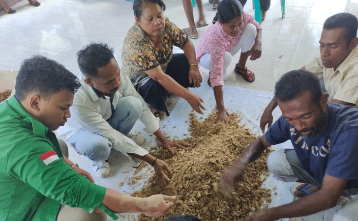 FKKH Undana Dorong Perempuan Desa Oebobo Jadi Pelopor Pupuk Organik Ramah Lingkungan
