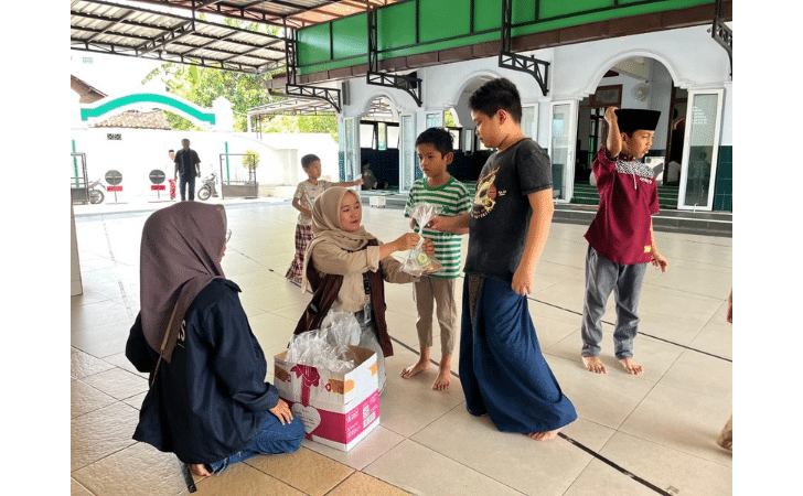 Implementasi Program Jumat Berkah melalui Kegiatan Berbagi Bersama KKN UPGRIS di Masjid Baitussyakur RW 01 Ungaran