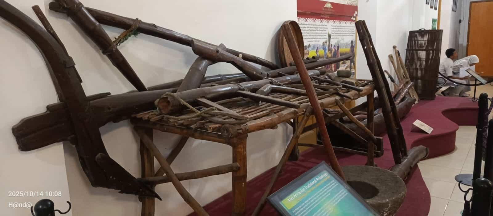 Lepas Sandal/Sepatu dan Dilarang Mengambil Foto di Museum Probolinggo 