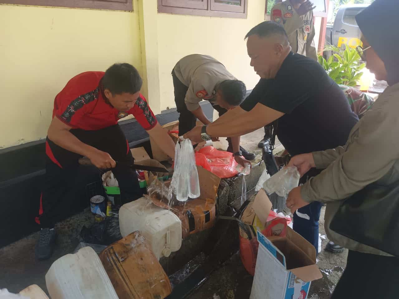 Polsek Bacan Timur Musnahkan Ratusan Liter Miras Jenis Cap Tikus Hasil Razia di Desa Babang