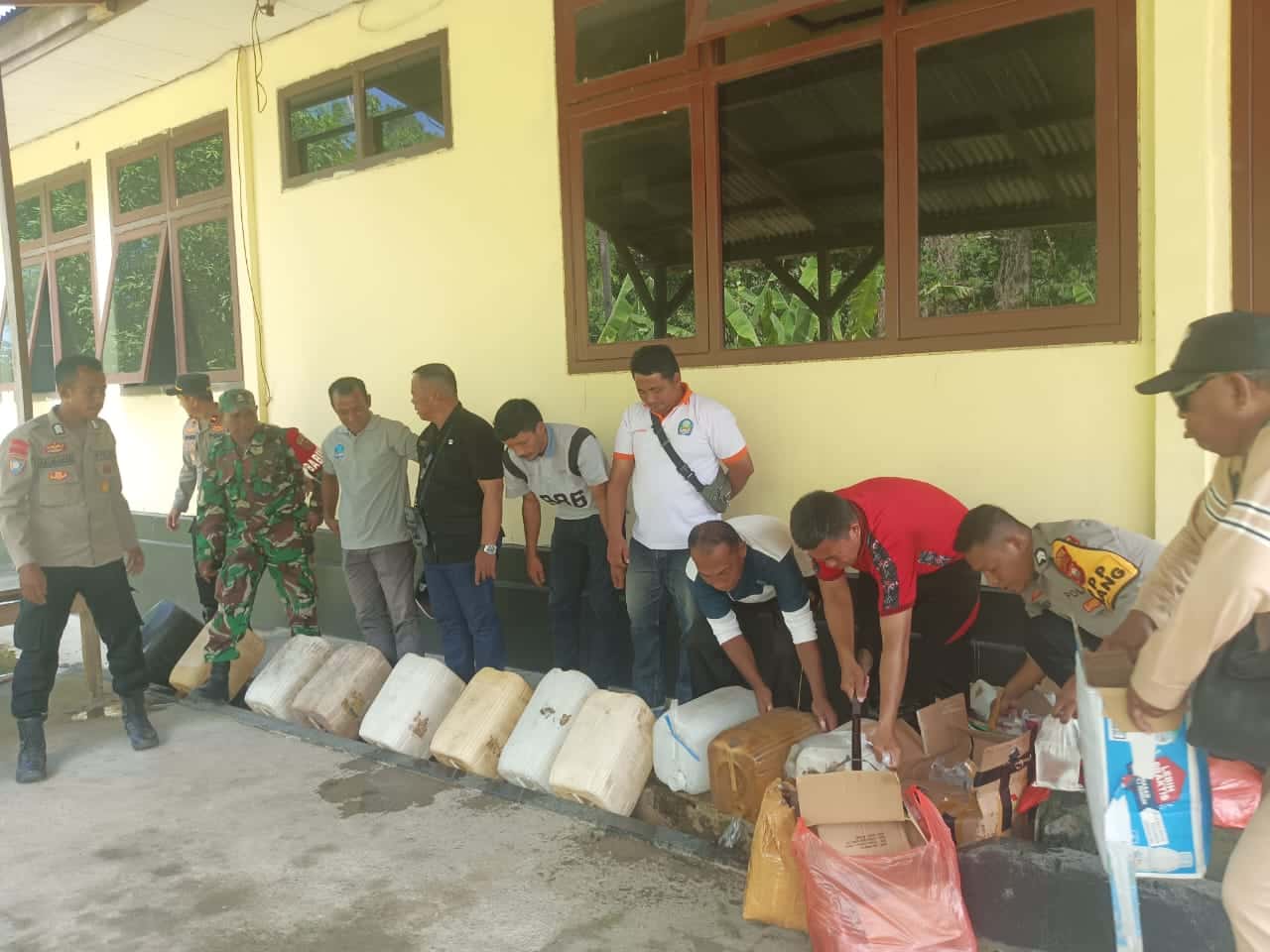 Polsek Bacan Timur Musnahkan Ratusan Liter Miras Jenis Cap Tikus Hasil Razia di Desa Babang