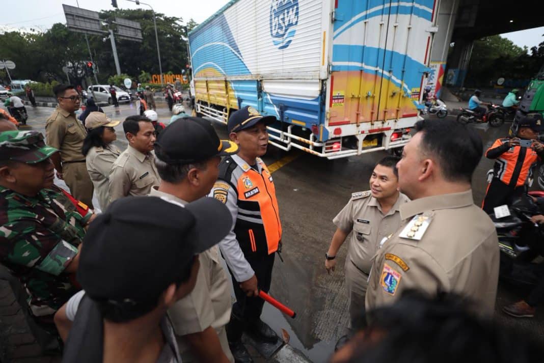 Akibat Keluhan Warga Sering kecelakaan, Pemkot Jakarta Utara Berlakukan Pembatasan Jam Operasional Truk dan Trailer di Jalan Raya Cilincing