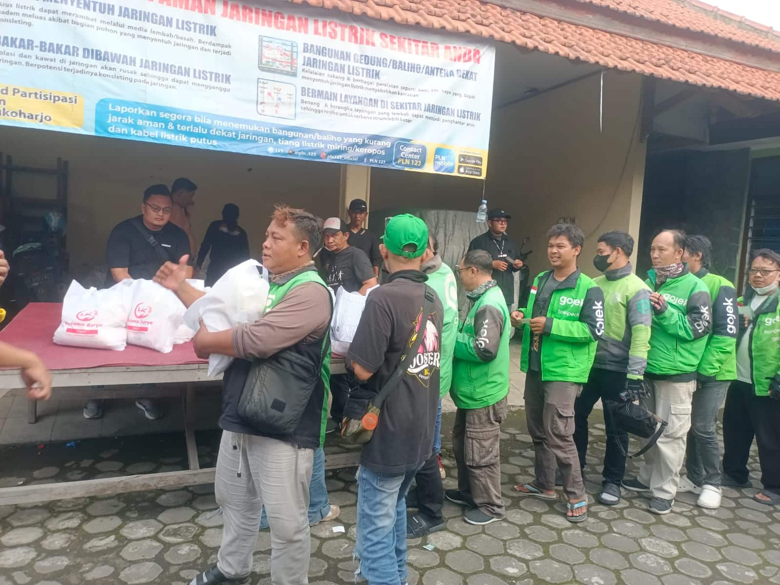 Berbagi Sembako Warga peduli Warga dan Ojol